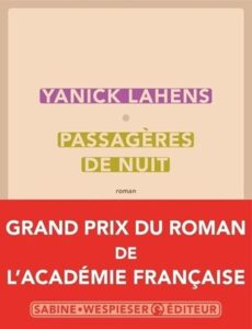 „Passagères de nuit“ von Yanick Lahens ist die perfekte Lektüre für ruhige Winterabende. Der Roman erzählt bewegend von Frauen, deren Leben über Generationen und Kontinente hinweg verbunden sind, und von Geschichten, die wie Schneeflocken durch die Zeit fallen – leise, eindringlich und voller Erinnerung. Mit poetischer Sprache und tiefem Einfühlungsvermögen lässt Lahens die Vergangenheit lebendig werden und zeigt Mut, Stärke und die Kraft des Erinnerns.